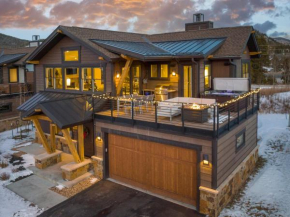 Modern Elegance, Stunning Mountain Views, Hot Tub, Fire Pit, Walk to River! Breckenridge